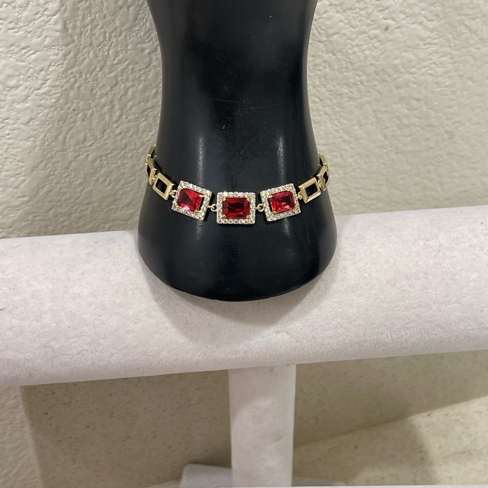 Elegant Gold and Pink Gemstone Bracelet - Picture 3 of 8